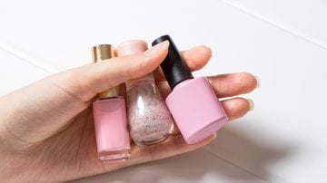 Se inspire nestas unhas com esmalte rosa claro. - Natalya Sambulova/ iStock