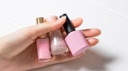 Se inspire nestas unhas com esmalte rosa claro. - Natalya Sambulova/ iStock