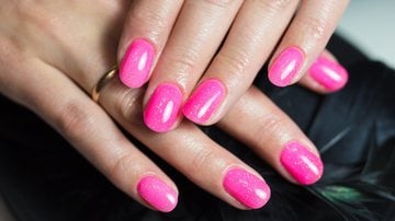 Confira estas lindas opções de esmalte rosa da Impala. - SimoneN / iStock