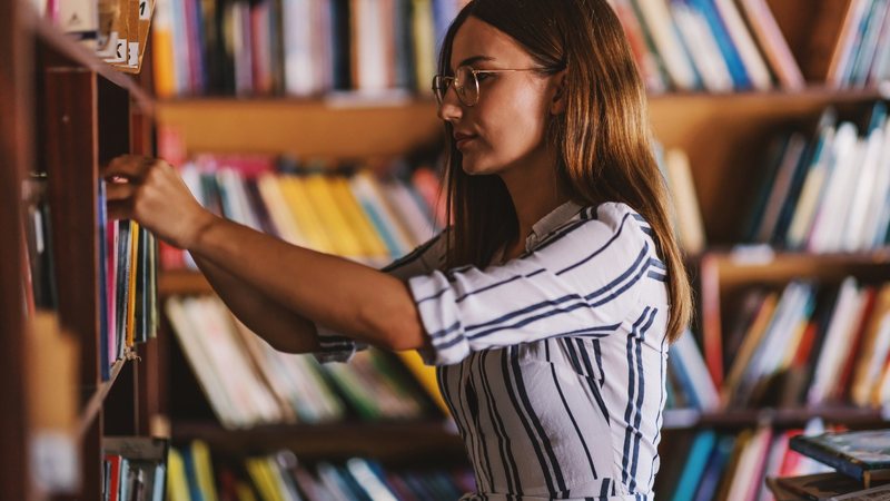 Os livros que estão bombando no TikTok em 2024 e você precisa conhecer. - dusanpetkovic / istock