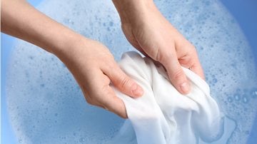 Essas dicas vão ajudar você a dar um chega pra lá no cheiro de água sanitária! - (Liudmila Chernetska / iStock)