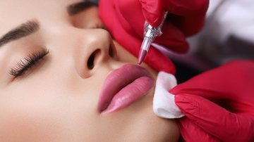 Conheça os benefícios e cuidados da micropigmentação labial. - nikolasvn / iStock