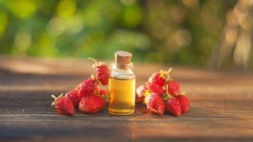 Saiba quais são os melhores perfumes com cheiro de morango para investir e arrasar. - (Solstizia / iStock)