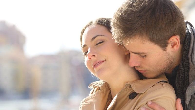 Se você quer chamar aatenção dos homens, aposte nesses perfumes! - AntonioGuillem / istock