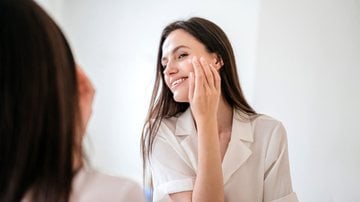 Entenda se esse tipo de protetor solar realmente ajuda no combate às manchas de pele. - (brizmaker / iStock)