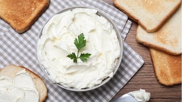 Veja qual é o mais saudável, creme de queijo ou requeijão. - Liudmila Chernetska / istock