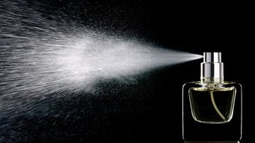 Veja se é saudável aplicar perfume nas áreas íntimas. - pavelis / istock