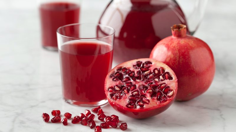 Descubra se o suco de romã é seguro para quem tem pressão alta. - Imagem: PicturePartners / iStock