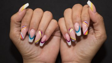 Não perca tempo e experimente já essas incríveis opções de unhas postiças. - Imagem: Tatiane Silva / iStock