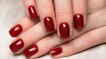 Essa tonalidade vai deixar as suas unhas ainda mais sensuais. - (kobrin_photo / iStock)