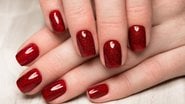 Essa tonalidade vai deixar as suas unhas ainda mais sensuais. - (kobrin_photo / iStock)