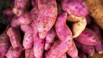 Descubra a forma certa de escolher batata doce no mercado. - Tanes Ngamsom / istock