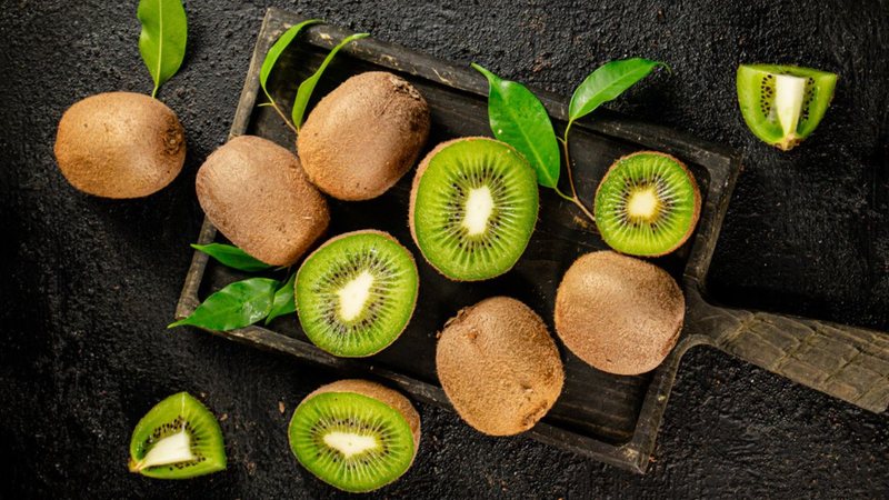 Aprenda a identificar o kiwi maduro perfeito. - Olesia Shadrina/ iStock