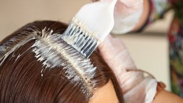 Saiba como remover a tinta de cabelo da pele pode ser fácil. - Alex_Doubovitsky/istock