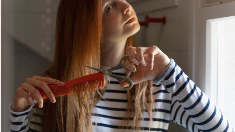 Passos para cortar o cabelo em camadas sozinha e em casa. - Kiril Denev / istock