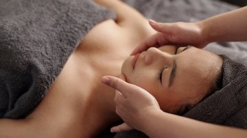 Veja os pontos positivos da massagem facial para a pele. - DragonImages / istock