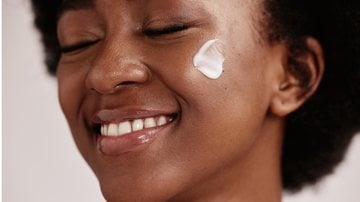 Confira opinão de profissionais sobre o uso do protetor solar para contornar o rosto. - PeopleImages / istock