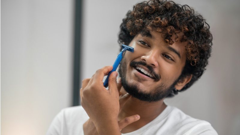 Veja se remover a barba todos os dias pode engrossar os pelos. - Zinkevych / istock