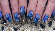 Confira diversas unhas decoradas azul escuro e explore sua criatividade. - Christina Radcliffe / istock