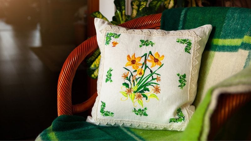 Conheça formas de inserir os bordados na decoração da sua casa. - Natallia Saksonova/ iStock