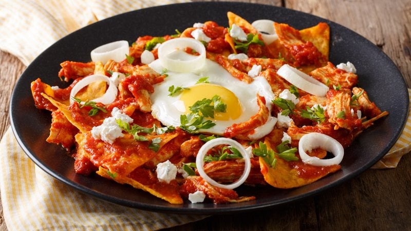 Entenda com quais ingredientes se prepara um Chilaquiles. - ALLEKO / istock