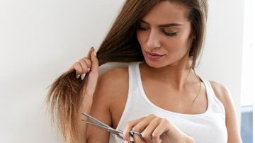 Aparar as pontas pode ajudar a ter um cabelo mais bonito. - puhhha / istock