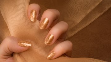 Descubra os melhores esmaltes para brilhar nas festas mais badaladas. - baiajaku / istock