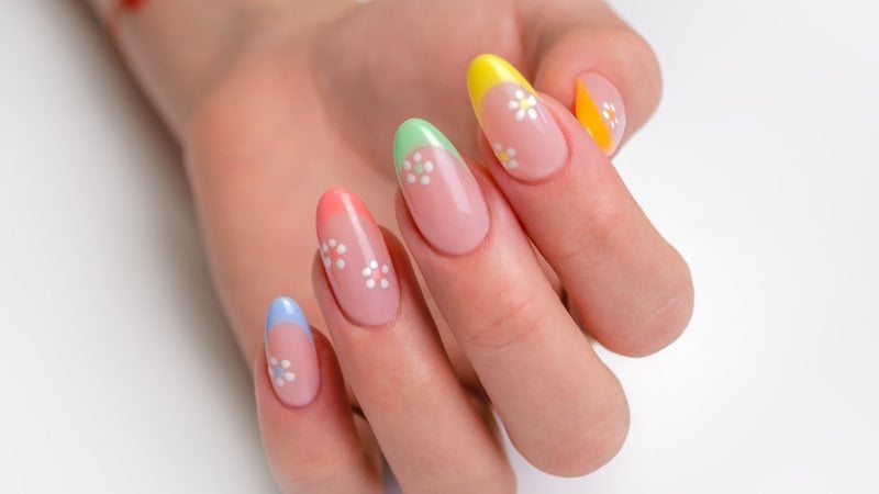 Descubra boas inspirações de unhas decoradas com flor e crie visuais femininos e delicados. - Yuliya Ufimtseva / istock