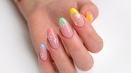 Descubra boas inspirações de unhas decoradas com flor e crie visuais femininos e delicados. - Yuliya Ufimtseva / istock