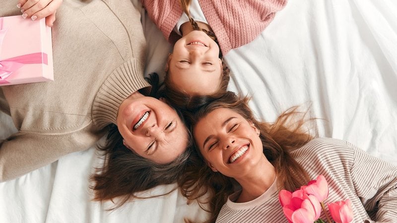 Frases lindas para parabenizar sua mãe no Dia das Mães. - Valerii Apetroaiei / istock