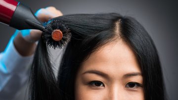 Entenda mais sobre os perigos e cuidados necessários com o megahair. - DragonImages / istock