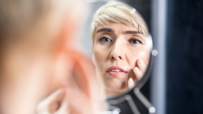 Como tratar a pele com rugas da melhor forma possível. - Prostock-Studio / istock