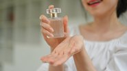 Veja como aplicar perfume para o ambiente de trabalho. - PrathanChorruangsak / istock