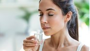 Veja os riscos de usar perfumes falsos. - nensuria / istock