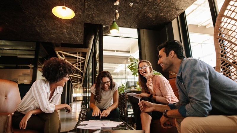 Confira nossa seleção de piadas perfeitas para o ambiente de trabalho. - jacoblund/ iStock