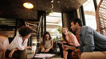 Confira nossa seleção de piadas perfeitas para o ambiente de trabalho. - jacoblund/ iStock