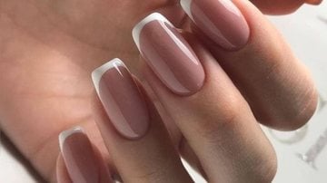 Confira mais inspirações sobre o clássico das unhas: a francesinha. - reprodução/ pinterest/ Larissa Nolasco