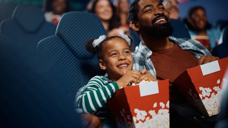 Uma jovem ensinou em suas redes sociais uma forma de conseguir ingressos gratuitos para ver filmes na rede Cinemark. - Drazen Zigic / istock