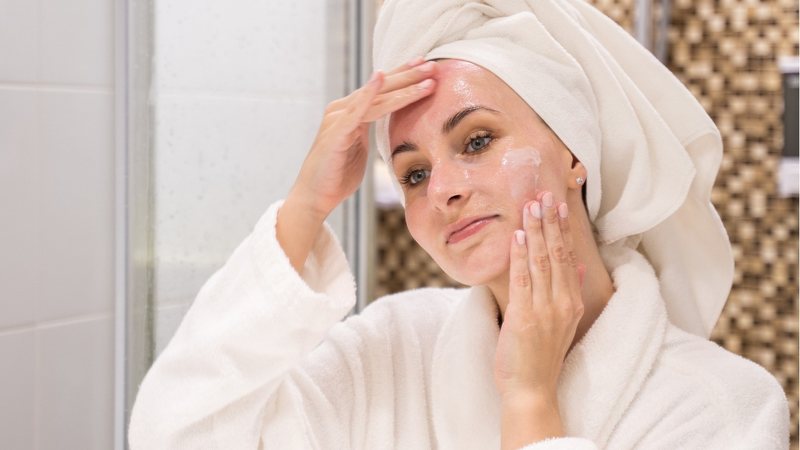 O hidratante facial em gel combina bastante com peles mais oleosas. - Viktoria Korobova / istock