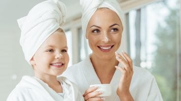 Saiba se crianças devem ou não fazer skincare! - LightFieldStudios / iStock