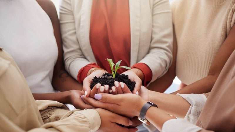 Na era da sustentabilidade, é importante rever a forma de consumir os produtos. - PeopleImages / istock