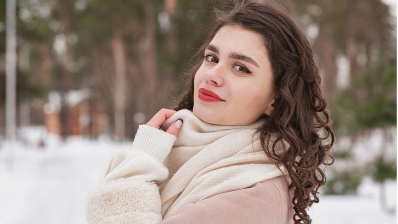 Descubra tendências e dicas para arrasar nas maquiagens de inverno. - pavlyukv / istock