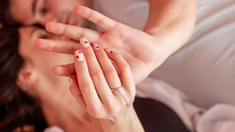 Para comemorar aniversário de relacionamento, Dia dos Namorados ou a sensação intensa de paixão, unhas românticas podem ser perfeitas. - Julia Pavaliuk / istock