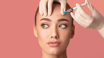 O botox é um procedimento que custa caro, fazer ele durar mais ajuda bastante no bolso! - Prostock-Studio/ iStock