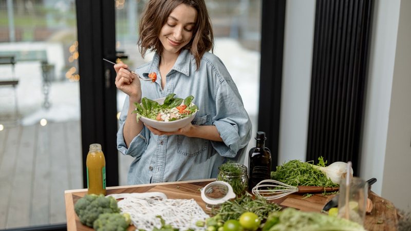 A presença de antioxidantes na alimentação pode aliviar a acne na pele de mulheres. - RossHelen / istock