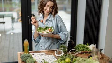 A presença de antioxidantes na alimentação pode aliviar a acne na pele de mulheres. - RossHelen / istock