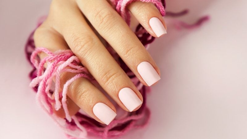 Esmaltes claros são boas opções para deixar unhas neutras durante o inverno. - marigo20 / istock