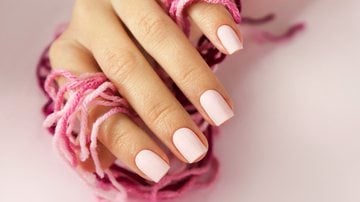 Esmaltes claros são boas opções para deixar unhas neutras durante o inverno. - marigo20 / istock