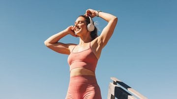 Comprar uma roupa nova pode ajudar você a dar um gás nos seus exercícios. - jacoblund/ iStock