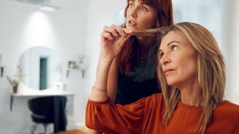 É essencial conversar com um profissional para conseguir o melhor corte de cabelo! - PeopleImages/iStock